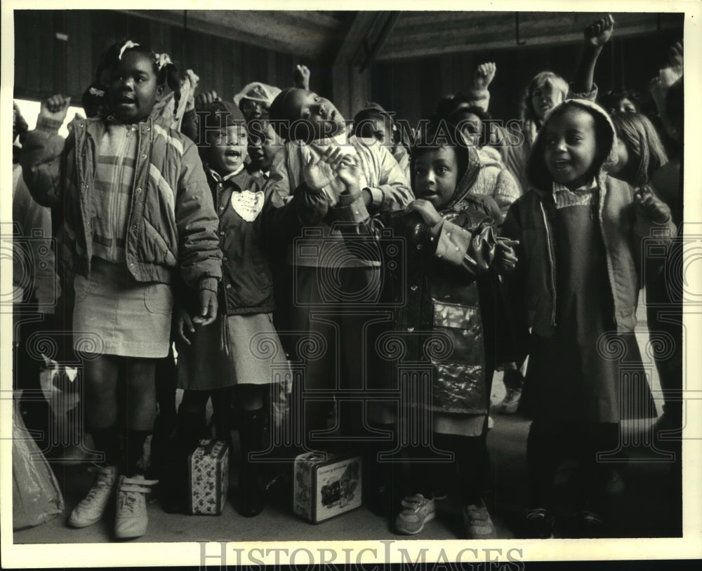 1987 Press Photo Girl Scouts&#39; annual cookie sale opening day at Audubon Zoo - Historic Images