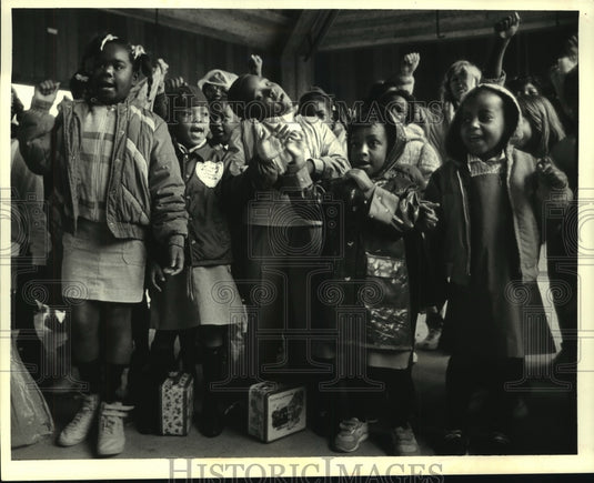 1987 Press Photo Girl Scouts' annual cookie sale opening day at Audubon Zoo - Historic Images