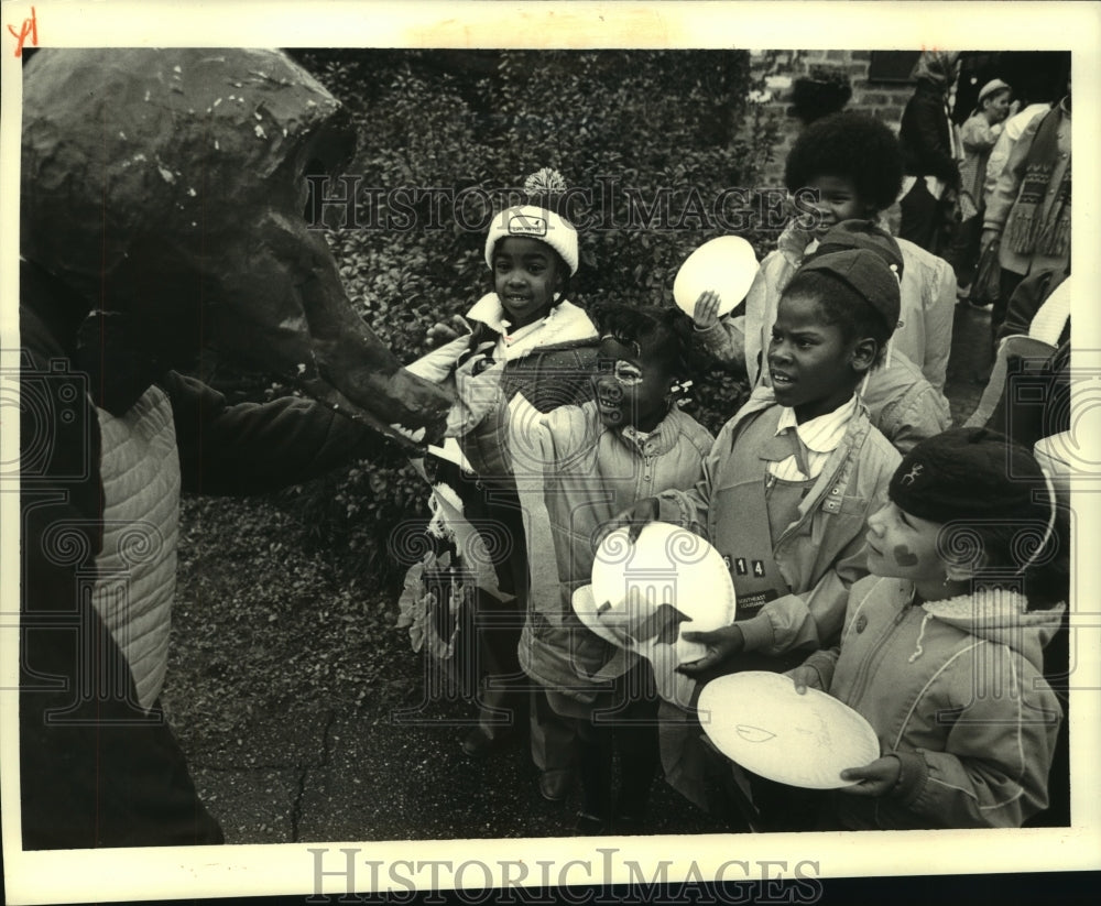 1987 Press Photo Kick off the Girl Scout Annual Cookie Sale at Audubon Zoo - Historic Images