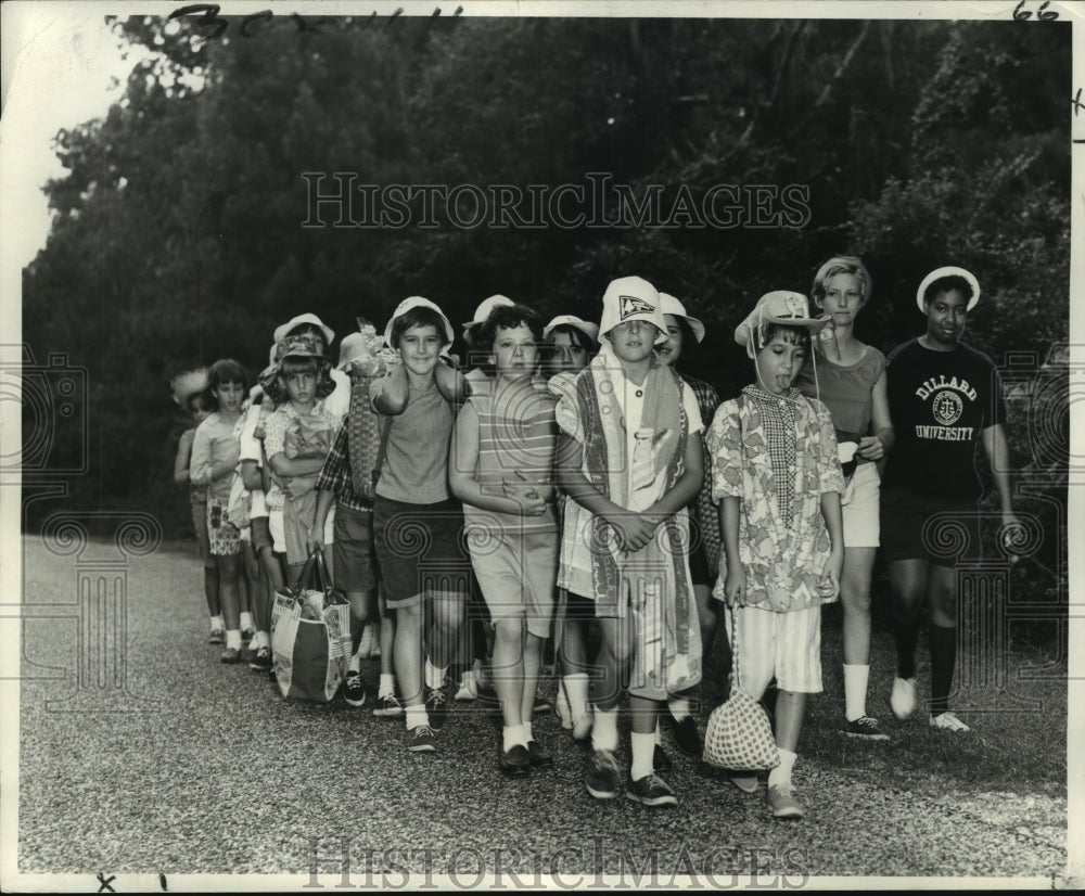 1967 Press Photo Bedraggled Bevy of footsore Girl Scouts hiking to Fontainebleau - Historic Images