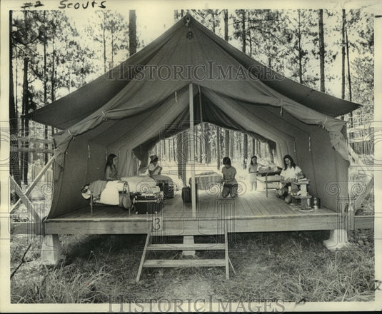 1973 Press Photo Whispering Pines campers tidy up their tent - nob25745-Historic Images