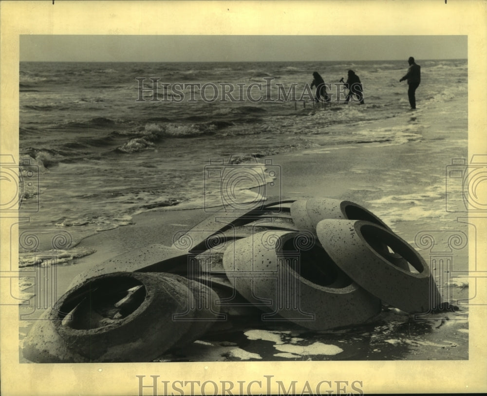 1992 Press Photo Concrete cones lines a beach in Grand isle to be installed - Historic Images