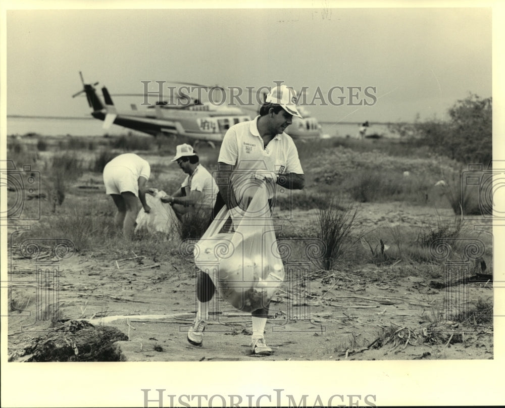 1987 Press Photo Louisiana beach cleanup at Grand Isle - Historic Images