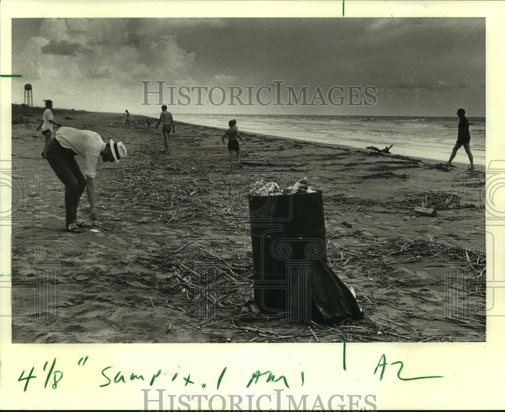 1986 Press Photo Residents along the beach in Grand Isle, Louisiana - nob25784 - Historic Images