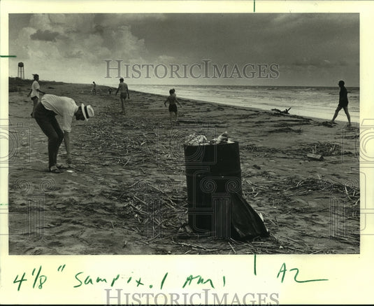 1986 Press Photo Residents along the beach in Grand Isle, Louisiana - nob25784 - Historic Images