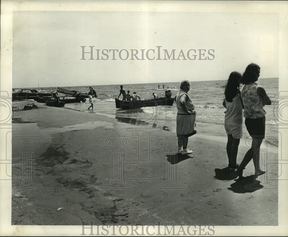 1969 Press Photo Residents along the beach in Grand Isle, Louisiana - nob25793 - Historic Images