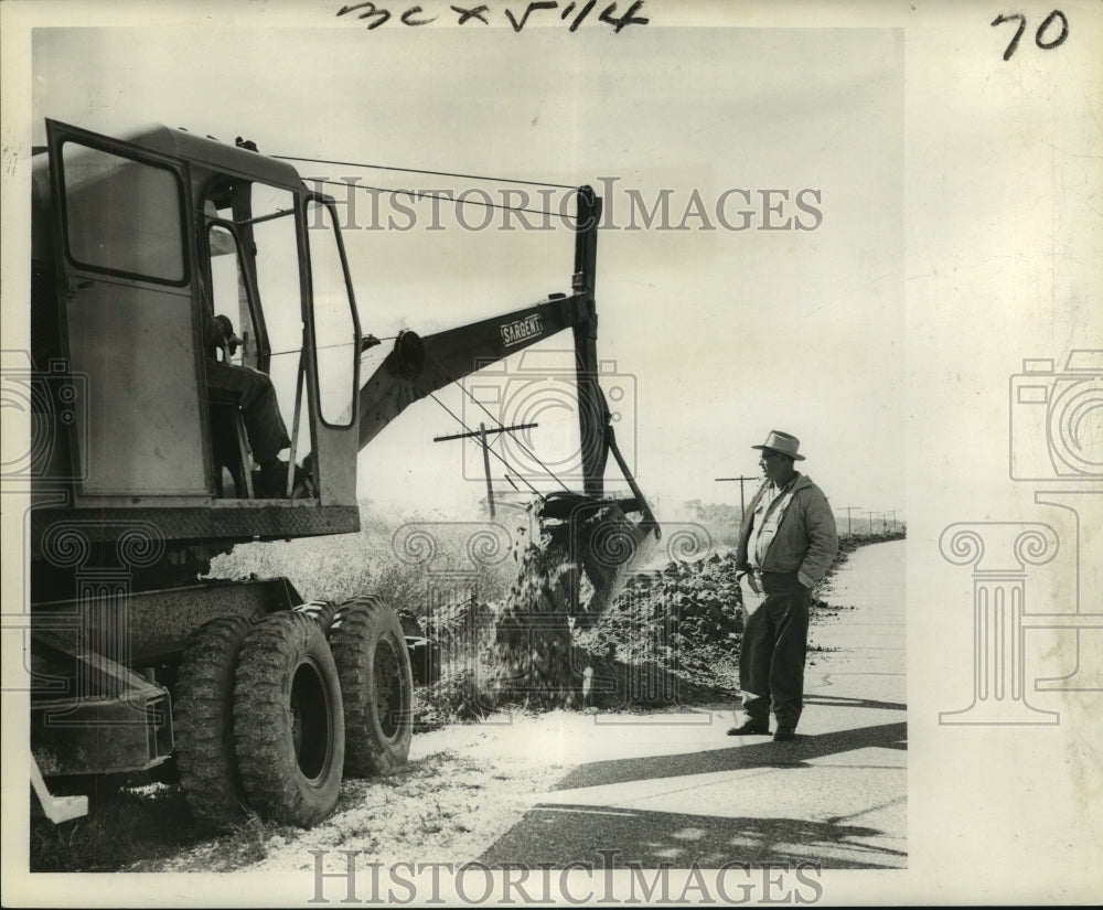 1962 Press Photo Dragline scoops ditch for water pipe in Grand Isle, Louisiana - Historic Images