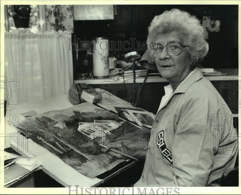 1992 Press Photo Mary Gilbert spends a great deal of her free time at her easel - Historic Images