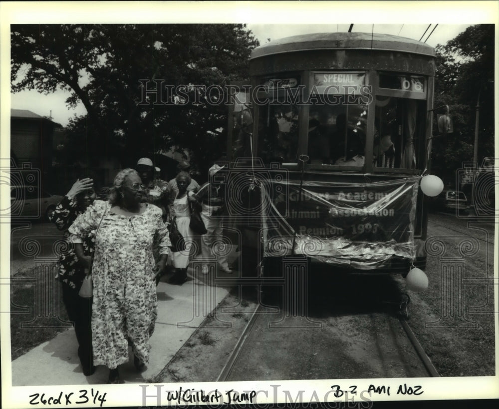 1993 Press Photo Gilbert Academy alumni hop of a streetcar with Alumni banner - Historic Images