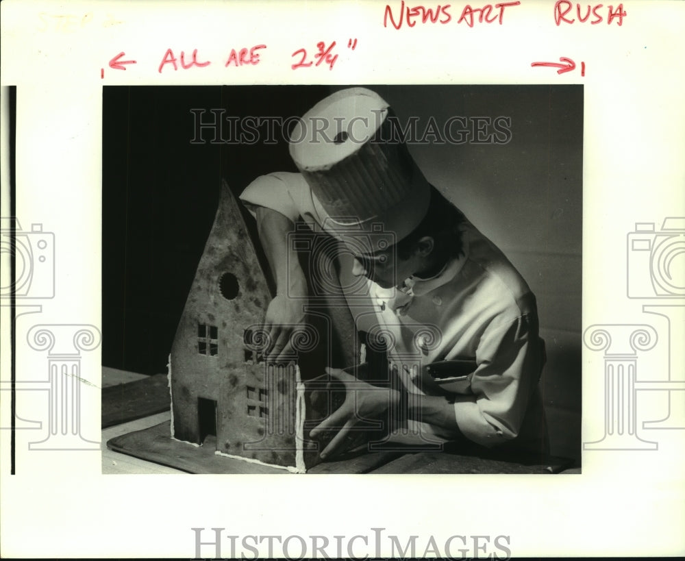 1988 Press Photo Gingerbread House, a chef uses icing to assemble walls - Historic Images