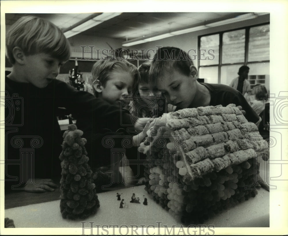 1991 Press Photo Abita Springs students put gum drops on ginger bread house - Historic Images