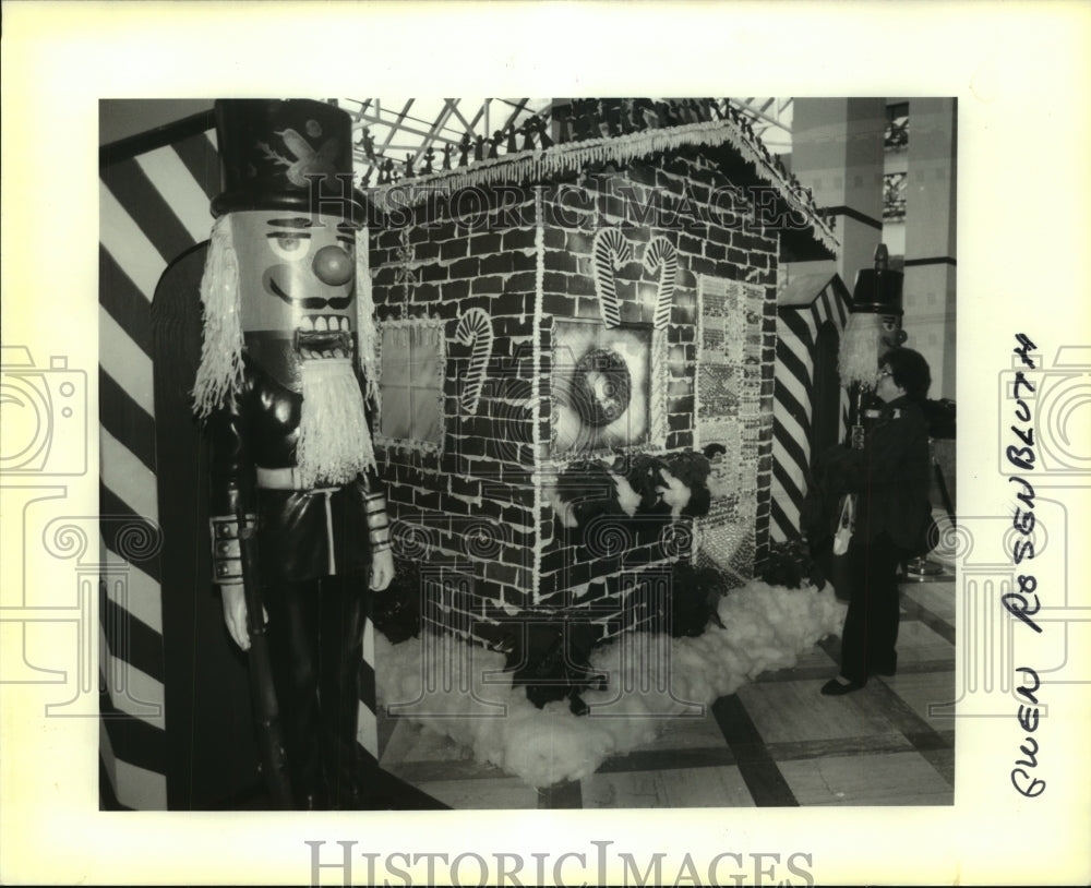 1991 Press Photo Gwen Rosenbluth admires a Gingerbread House at Hilton Hotel - Historic Images