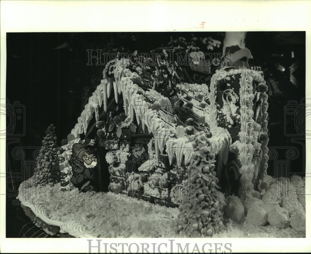 1987 Press Photo A large Gingerbread house on display - Historic Images