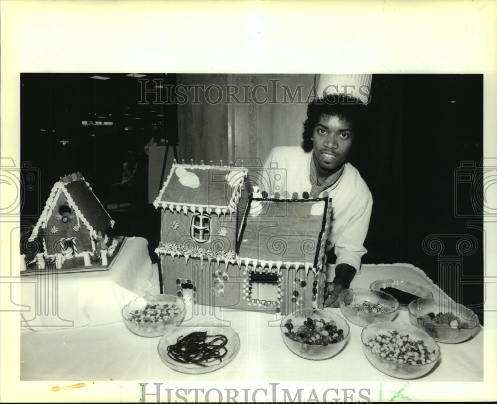 1988 Press Photo Pastry chef James Holmes poses with his Gingerbread houses - Historic Images