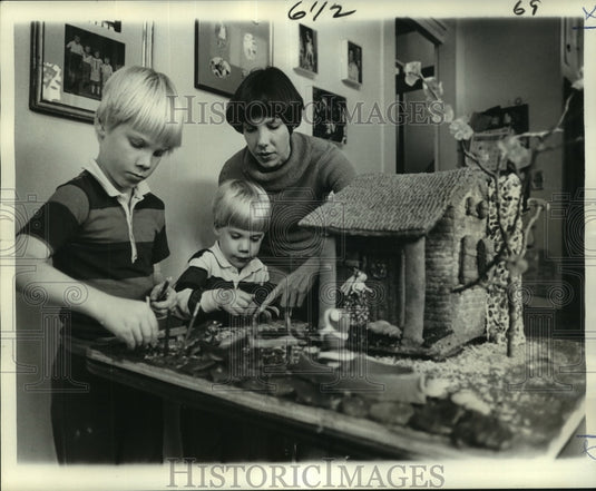 1977 Press Photo Clark, Jeffery & Susan Thompson complete a gingerbread cottage - Historic Images