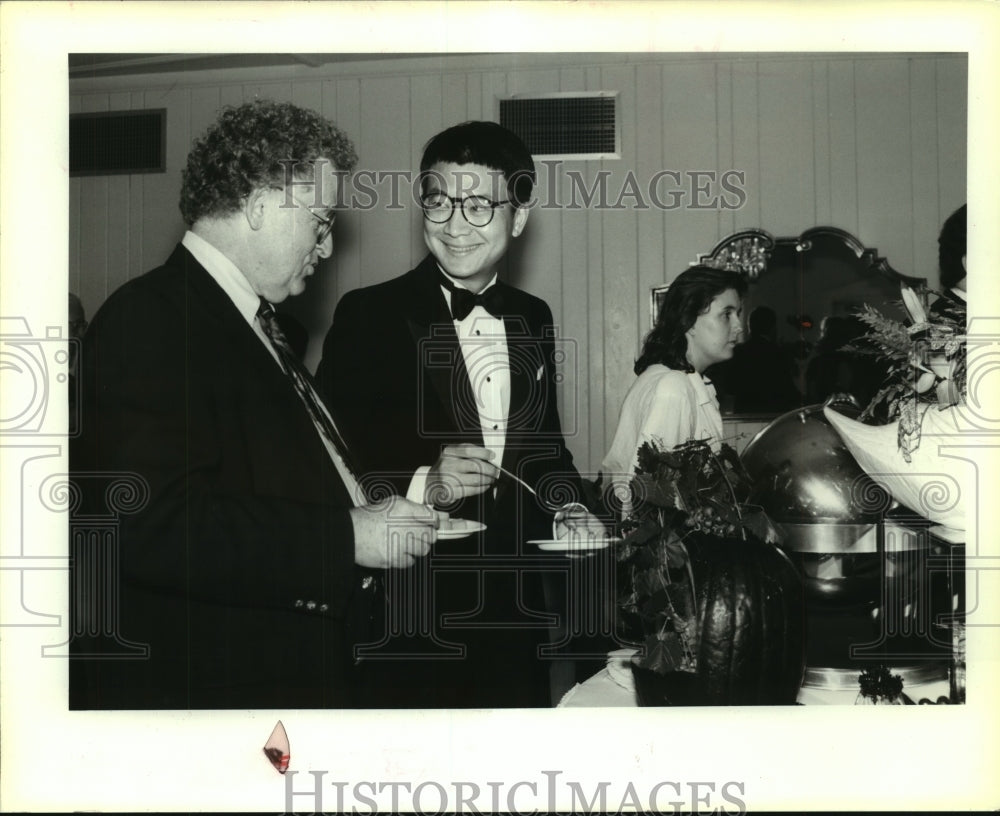 1992 Press Photo Financial planners Richard Beltz &amp; John Gin mingle at an event - Historic Images