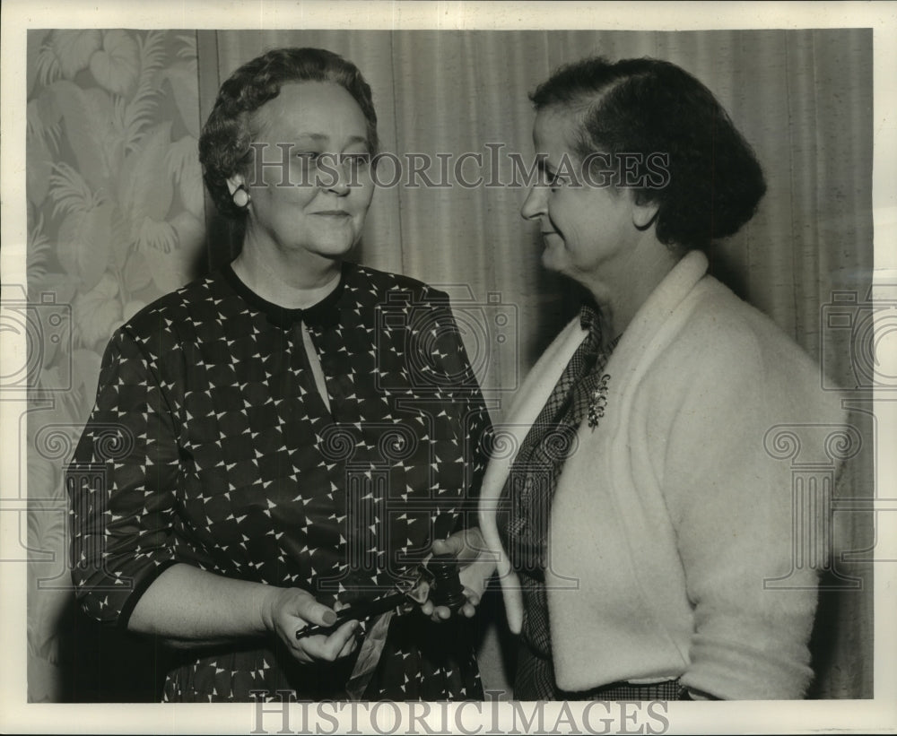 1961 Press Photo Mrs. Anna Girard and Barbara Sick of Matrons and Patrons Club - Historic Images