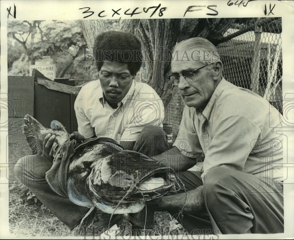 1975 Press Photo Johnny Smith and Joseph Giordano hold huge catfish in City Park - Historic Images