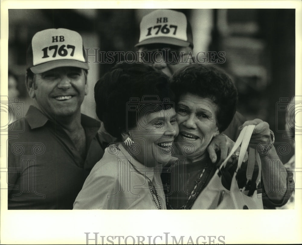 1986 Press Photo Marie Giordano hugs a &quot;possible heir&quot; outside VFW Hall - Historic Images