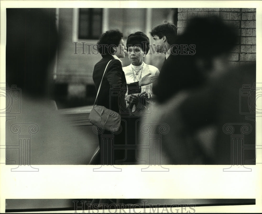 1986 Press Photo Marie Giordano confers with attorneys at Gretna VFW hall - Historic Images