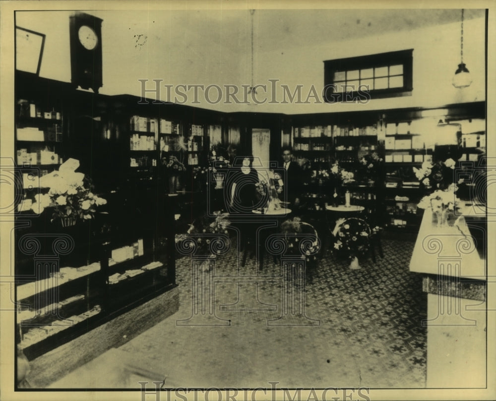 1992 Press Photo Interior view of Giordano&#39;s Pharmacy - Historic Images