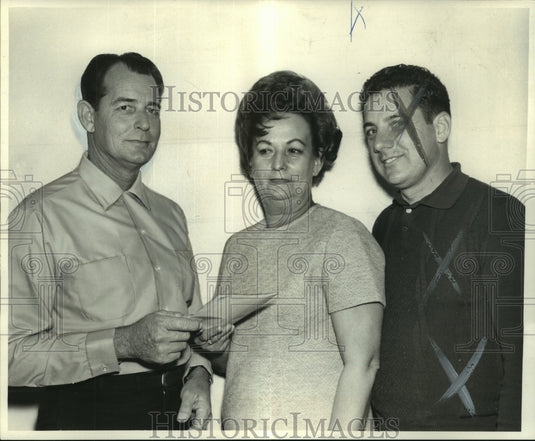 1969 Press Photo Bowling chairman J.G. Glaudi with bowler Shirley Walters - Historic Images