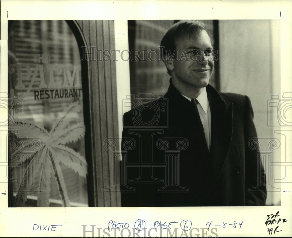 1984 Press Photo James Glassman hanging outside The Palm Restaurant - nob25894 - Historic Images