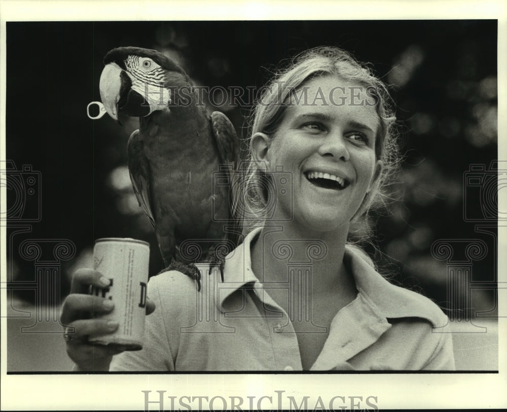 1981 Press Photo Audubon Zoo birdkeeper Liz Glassco with Jack the parrot - Historic Images