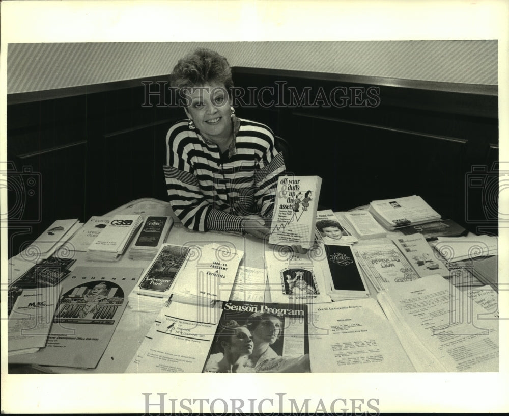 1987 Press Photo Donna Glenn at the Petroleum Club shown with fliers - Historic Images