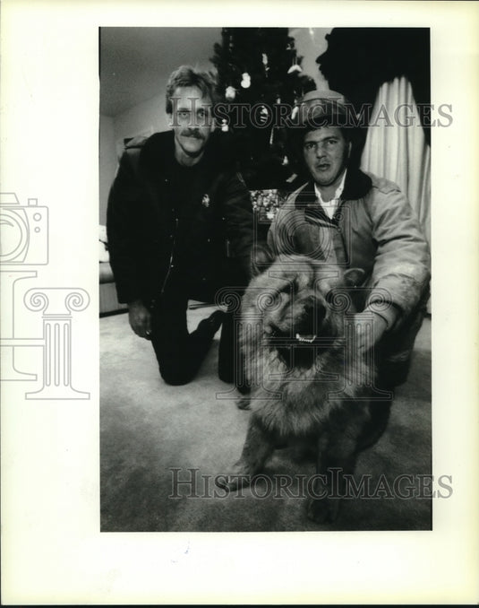 1993 Press Photo Giaco the dog with heroes who drug him out of a burning house - Historic Images