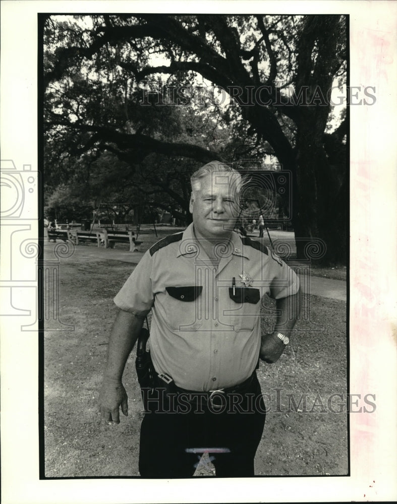 1986 Press Photo City Park police Sergeant Raymond W. Gervais out by the oaks - Historic Images