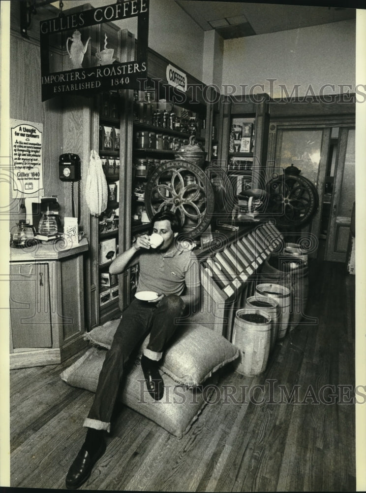 1979 Press Photo Donald Schoenholt at Gillies coffee store in Greenwich Village - Historic Images