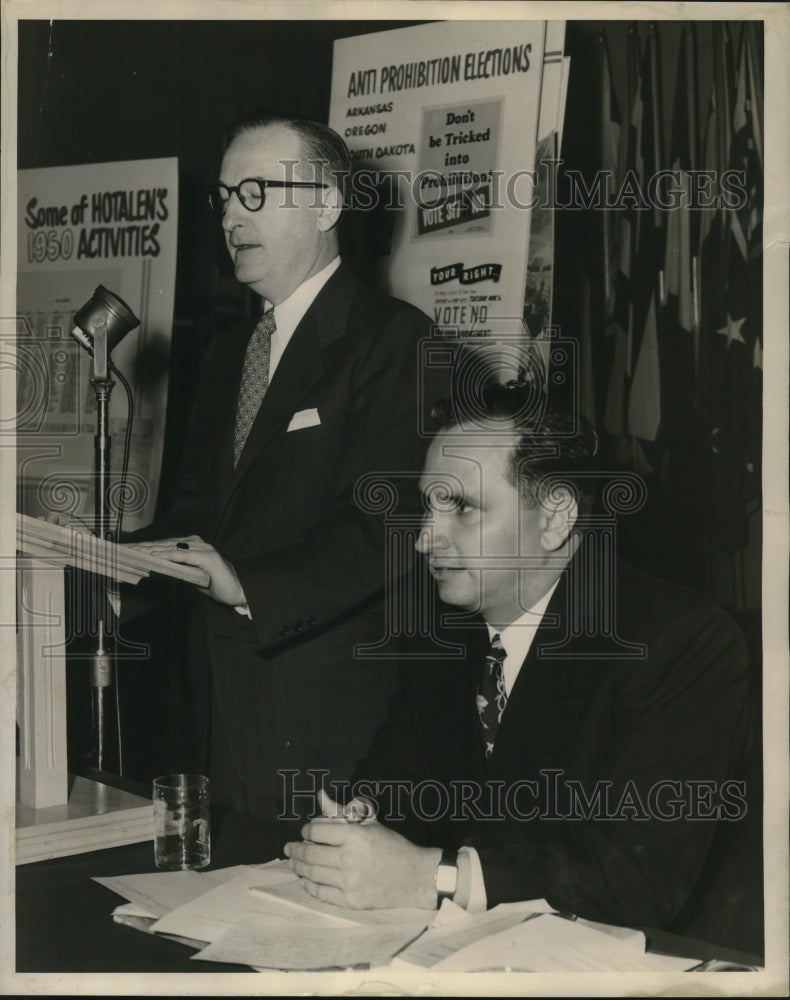 1950 Press Photo R.C. Dalton and Tom T. Gillon of Brewers at Roosevelt Hotel - Historic Images