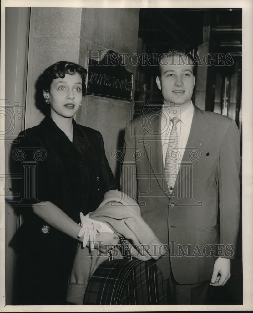 1954 Press Photo Mr. and Mrs. Robert Gilliam vacationing in Mexico City - Historic Images