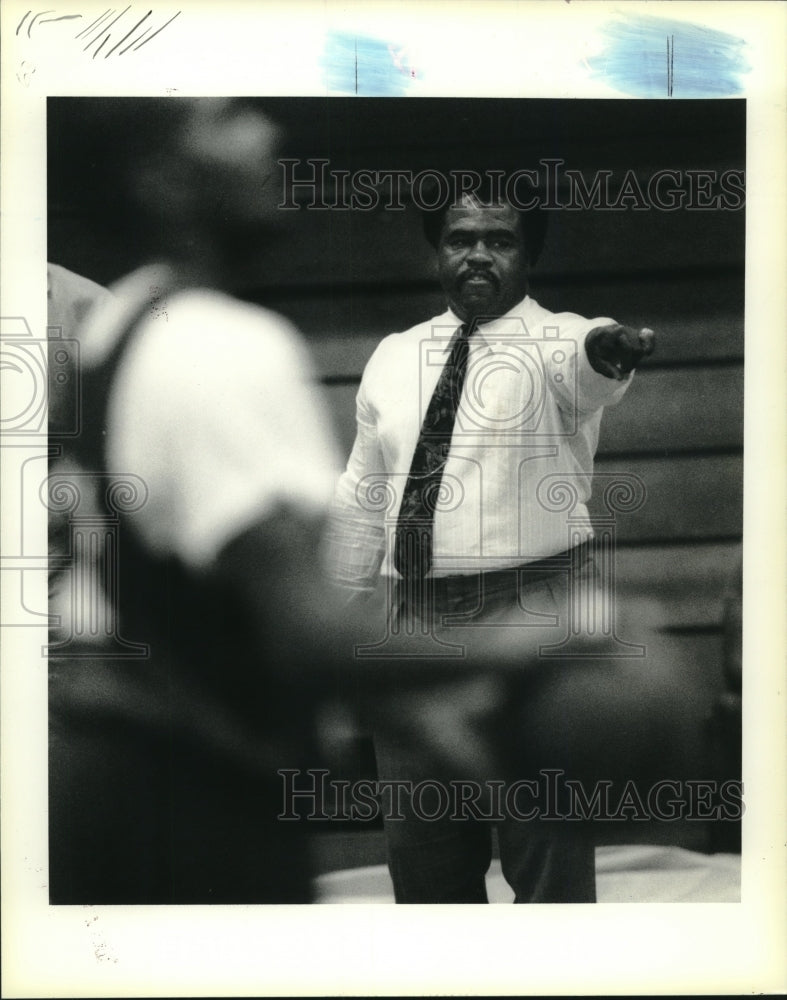 1990 Press Photo Dillard basketball coach Nat Gillespie gives instructions - Historic Images