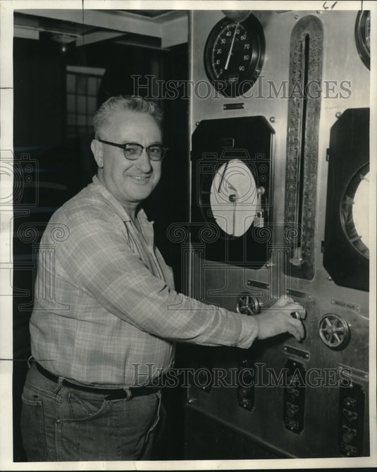 1958 Press Photo Eldred Gilmore remembers legal beer coming back to New Orleans. - Historic Images