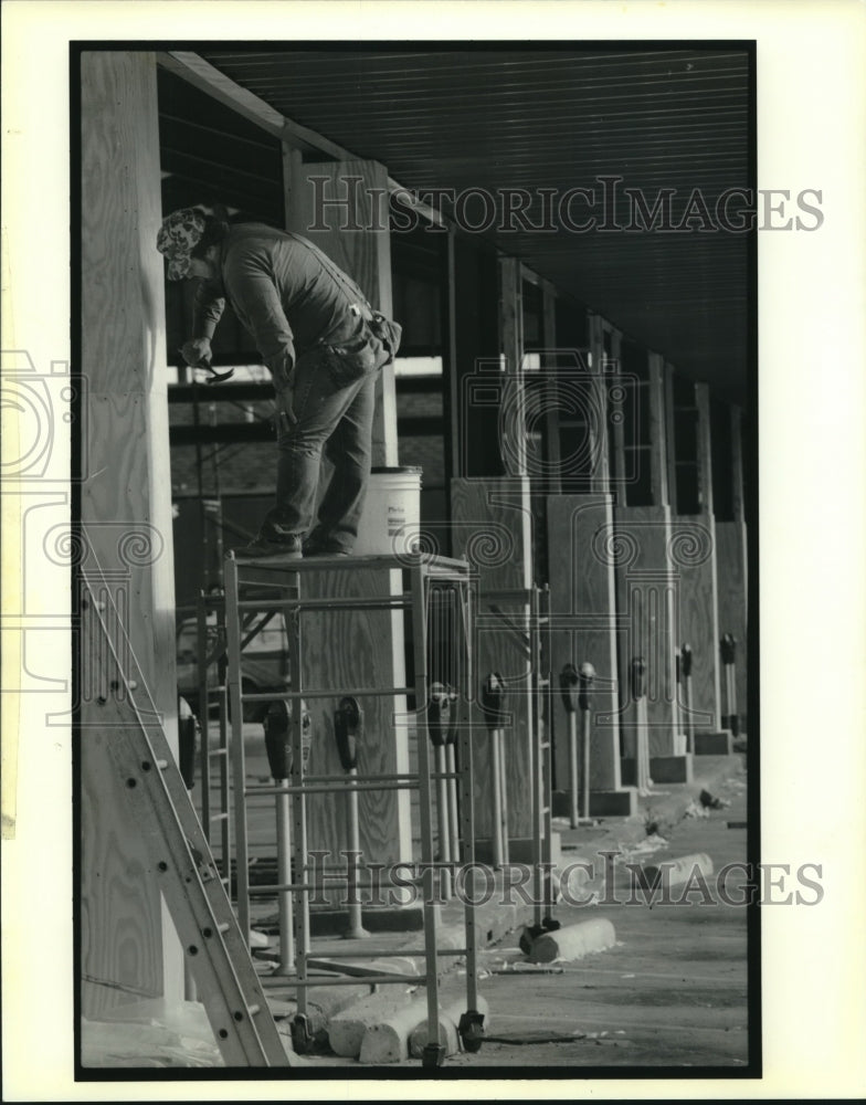 1989 Press Photo New Orleans- Construction Worker Works on Gretna Farmers Market - Historic Images