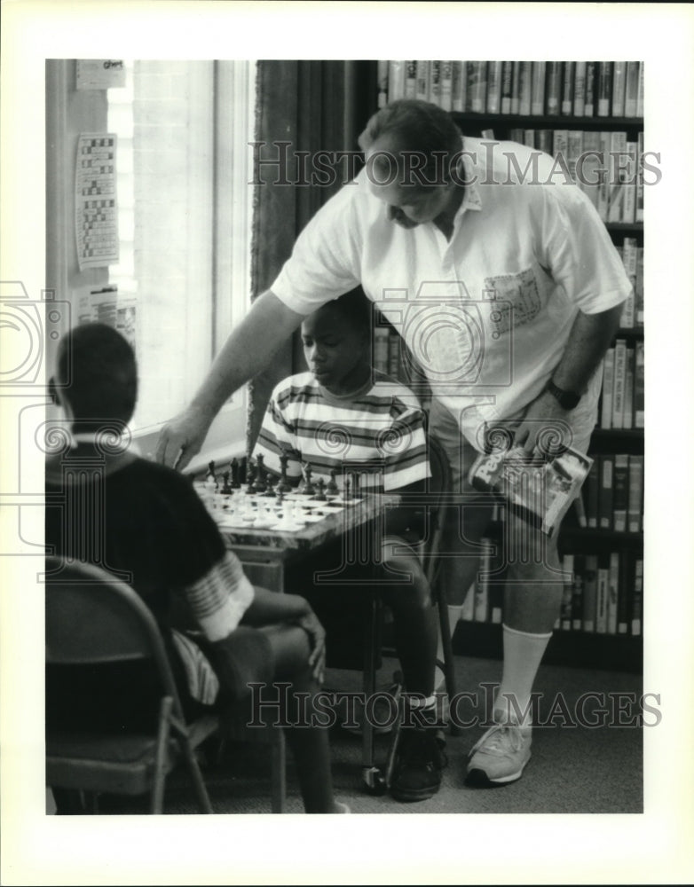 1993 Press Photo New Orleans - Earlin Griffin Instructs Children on Chess Game - Historic Images