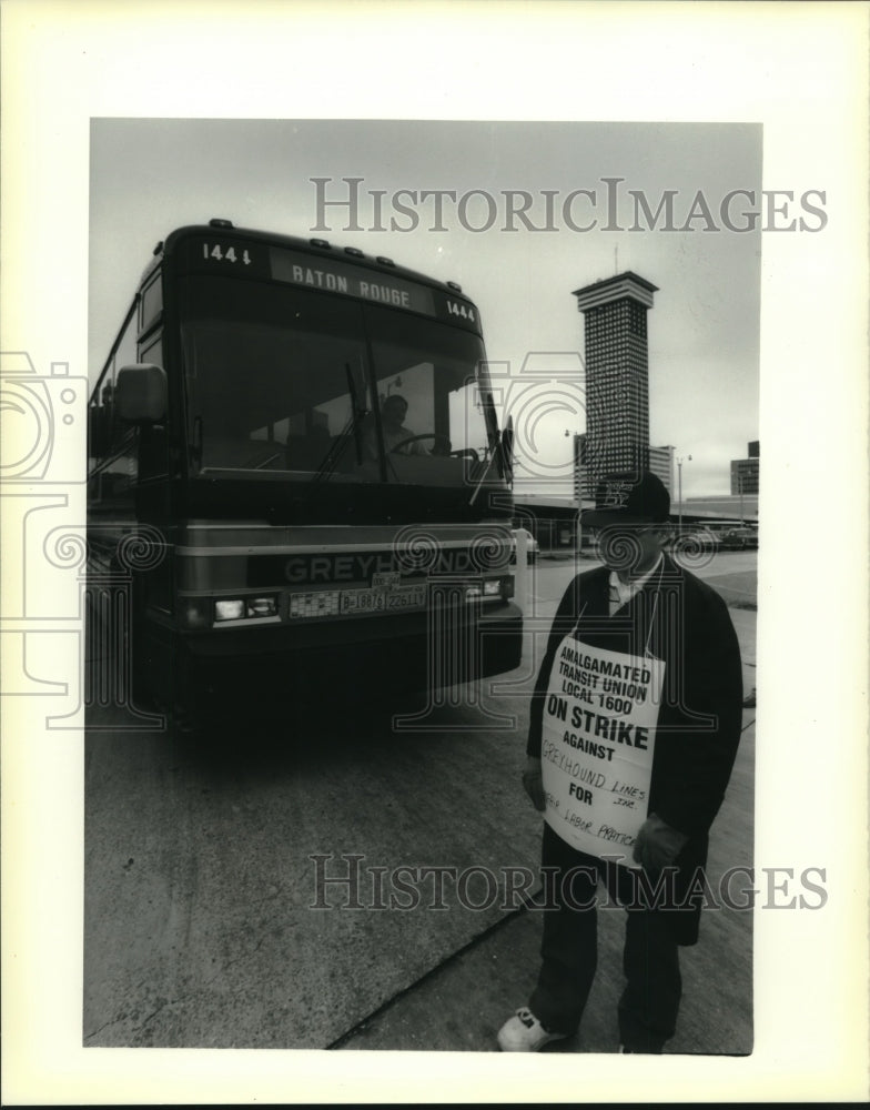 1990 Press Photo Luis Rodriguez on strike with the rest of Greyhound bus drivers - Historic Images