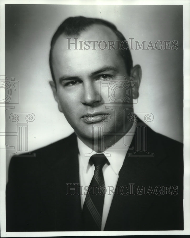 Press Photo Ariel D. Griffin, staff of R. Brewer and Company Inc. - nob26104-Historic Images