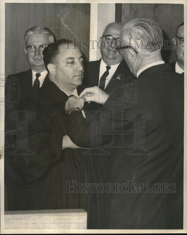 1964 Press Photo George Montgomery assists Judge Grieshaber putting on his robe - Historic Images