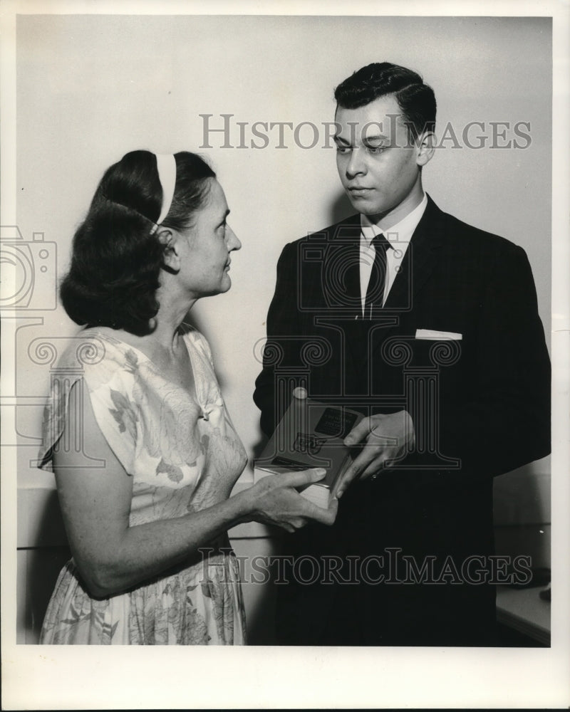 1964 Press Photo Robert Giardina gets Chemistry award from Dr. M.H. Macdonald - Historic Images