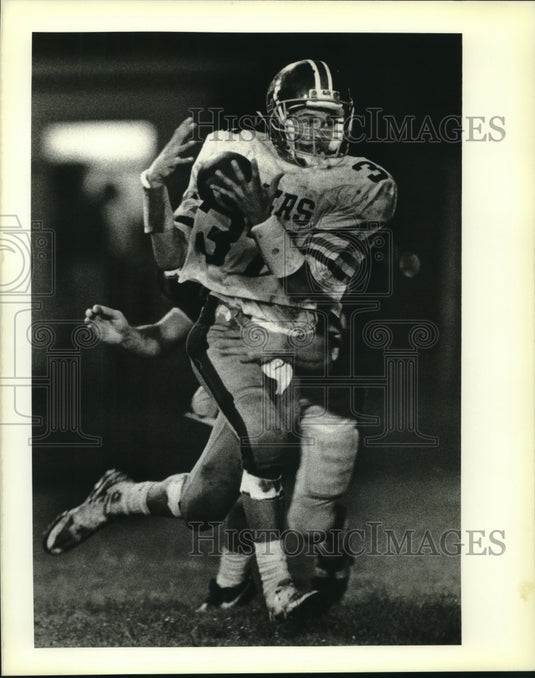 1988 Press Photo Football-Holy Cross' Jay Giardina catches a pass for long gain - Historic Images