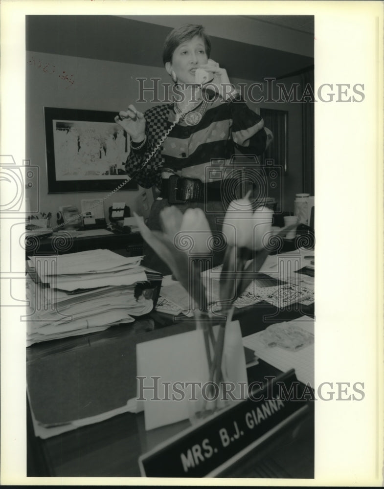 1990 Press Photo Beverly Gianna of Tourist and Convention Commission - Historic Images