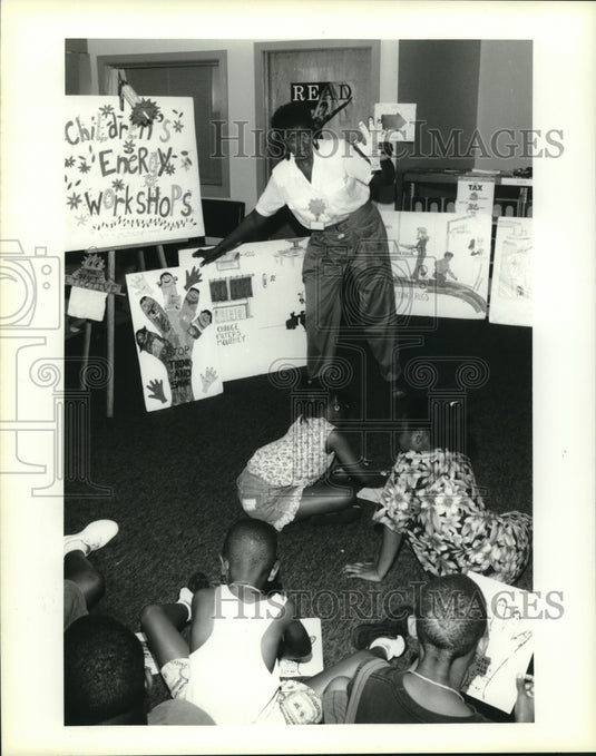 1994 Press Photo Diane Hagans from Alliance for Affordable Energy teaching kids. - Historic Images