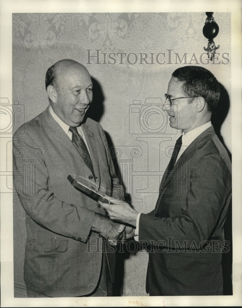 1975 Press Photo James H. Gillis honored by the Louisiana Civil Service League. - Historic Images