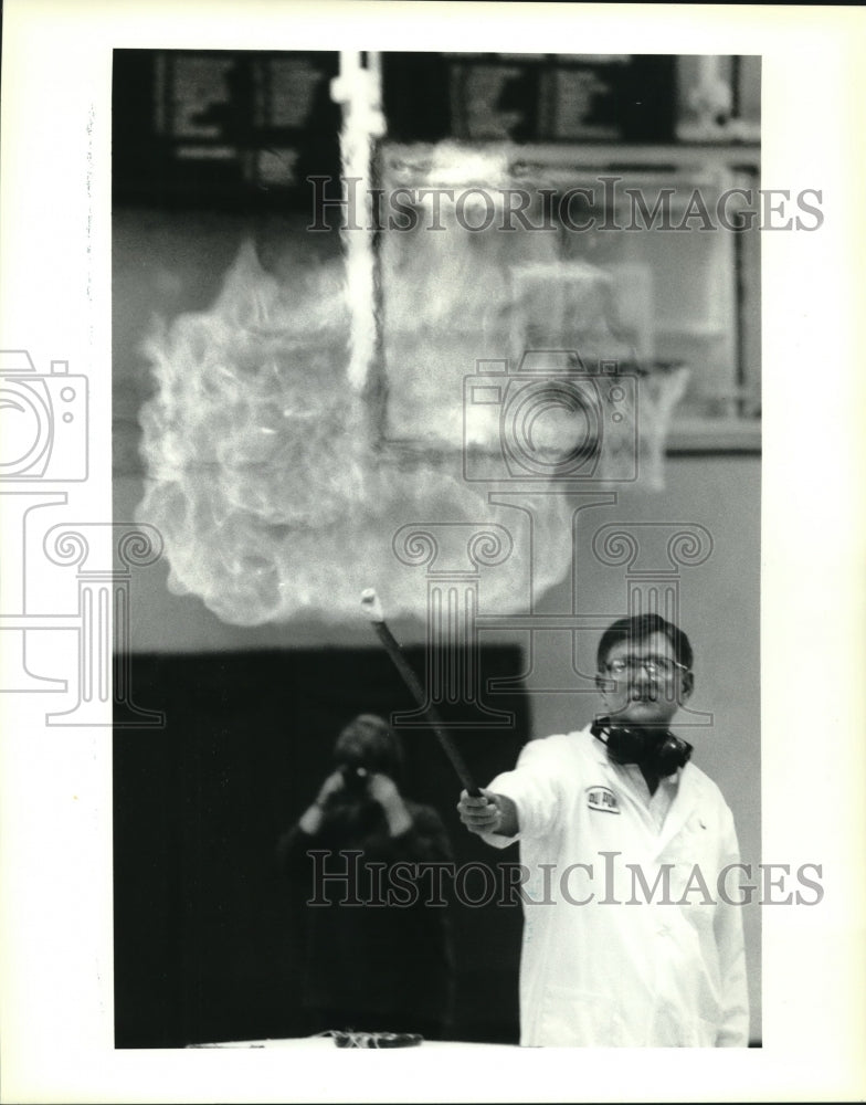 1993 Press Photo Van Gilmore, Dupont Chemical Corp. gives science presentation. - Historic Images