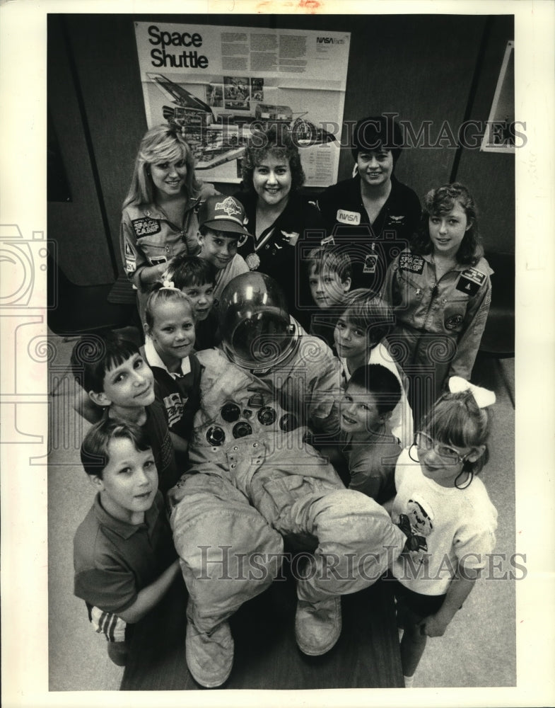 1987 Press Photo Louisiana Nature & Science Center staff & kids with a NASA suit - Historic Images