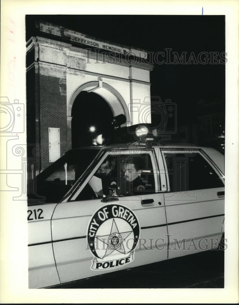 1988 Press Photo Gretna Police Officer Floyd Casey works on a report - Historic Images