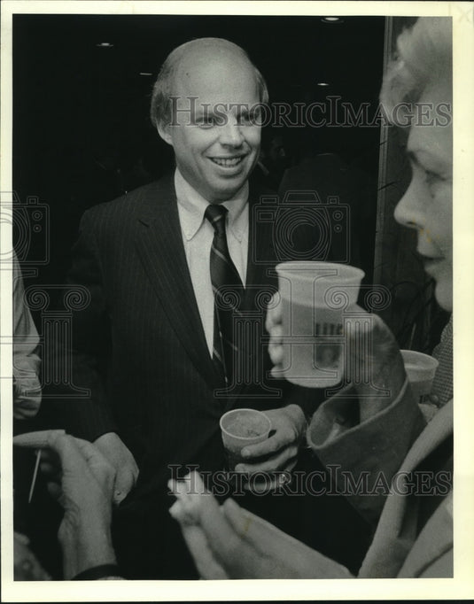 1983 Press Photo Senate candidate Bill Hall talks to patrons at Pat Gillen's Bar - Historic Images